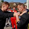 Die Ausbildern Pascal Flohr und Robin Baumann (rechts) zeigten den Einsatzkräften, wie sie professionell mit dem Ausbruch von Gewalt ...