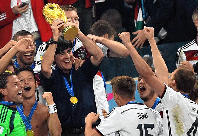 Bundestrainer Joachim Löw hält nach dem Sieg im Finale der Fußball-Weltmeisterschaft 2014 den WM-Pokal in der Hand. Joachim Löw wird ...