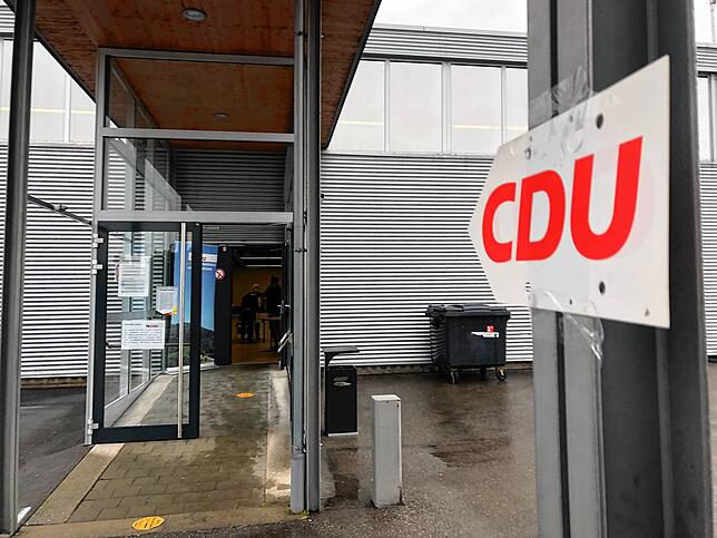 Bild 1: Raphael Rabe gewinnt die Nominiertenwahl der CDU für den Landtag und wird Nachfolger von Karl Rombach. Knapper konnte das Ergebnis allerdings nicht sein
