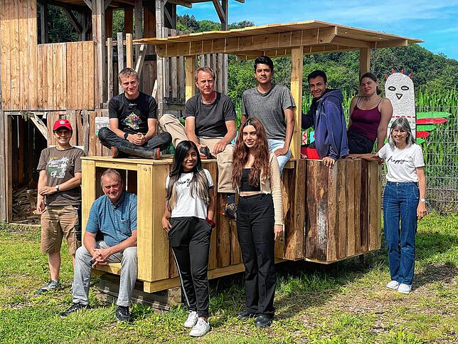 Zwei Wochen gemeinsame Arbeit liegen hinter dem internationalen Team. Neben den jungen Besucher des Abenteuerlands freuen sich auch ...