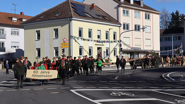 Die Gottmadinger Almenholzer bringen den Narrenbaum zum Dorfplatz, um ihn dort traditionell per Hand aufzustellen.