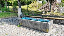 Der jetzige Brunnen ist so marode, dass er ausgetauscht werden muss. Die Sandfugen zwischen den Pflastersteinen sollen in Betonfugen ...