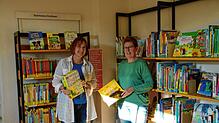 Die Böhringer Ortsteilbibliothek ist beliebte Anlaufstelle für die ortsansässigen Familien mit Kindern. Im Bild Petra Wucherer (links), ...