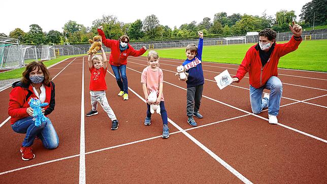 Am 18. Oktober findet der erste Kuscheltierlauf im Bodenseestadion in Konstanz statt. Die Erwachsenen &ndash; hier die Organisatoren ...