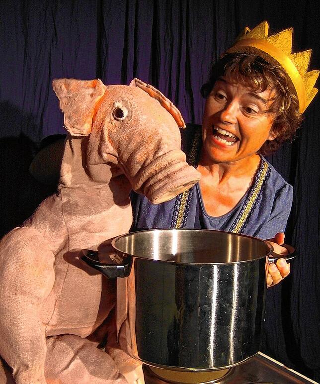 Das Faro-Theater mit Veronika Degler spielt &bdquo;Ich glaub mich küsst ein Schwein&ldquo;.