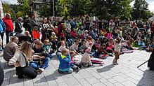 Die Kinder sind vom Kasperletheater fasziniert, die Eltern und Großeltern freuen sich darüber. Fotos: Stephan Hübner
