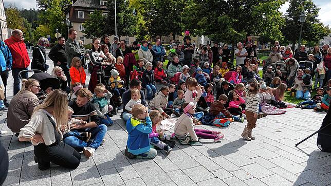 Die Kinder sind vom Kasperletheater fasziniert, die Eltern und Großeltern freuen sich darüber. Fotos: Stephan Hübner
