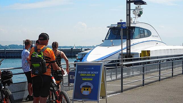 Schon am Steg in Friedrichshafen weisen Aufsteller und Plakate auf den Mund- und Nasenschutz hin. Aber wird der auch getragen?