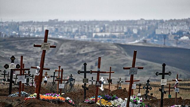 Gräber und Kreuze sind auf einem Friedhof in Bachmut in der Ukraine zu sehen.