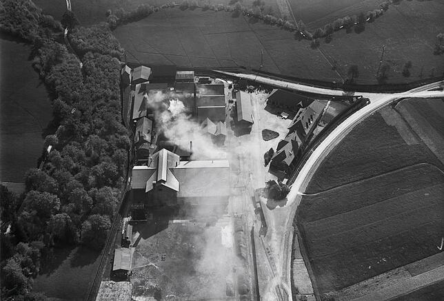Seit über 100 Jahren wird das Werk Rhina industriell genutzt. Unser Luftbild zeigt das Ferrowerk im Jahr 1925.