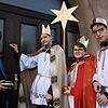 Die Ministranten gehen seit Freitag, 3. Januar, in Waldshut von Haus zu Haus und bringen den Segensspruch an die Türen (von links): ...