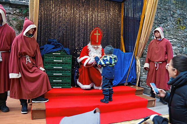 Bild 3: Besuch des Nikolauses in Tiengen sorgt für viele strahlende Kinderaugen