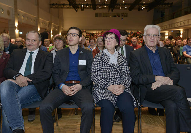 Prominenz in der ersten Reihe: Ministerpräsident Winfried Kretschmann (rechts) mit Ehefrau Gerlinde und OB Martin Staab (links) sowie ...