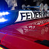 Ein Feuerwehrauto mit eingeschaltetem Blaulicht. (Symbolbild) In Wutöschingen mussten Einsatzkräfte einen Motorbrand löschen.