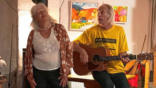 Iris und Blondie singen ihre eigenen Lieder und unterhalten damit die Besucher beim Dachfäscht des Alten Engel in Urberg. Foto: Karin ...