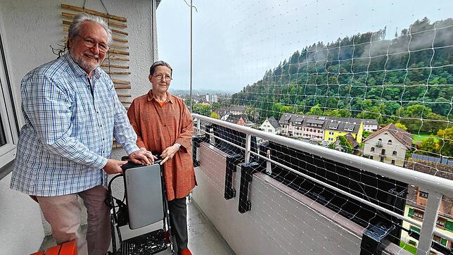 Roswitha Ballmer und Wilfried Gronau zeigen ihr Balkonkraftwerk samt optionalem Stromspeicher im 8. Stock des Hochhauses im Schlattholz ...
