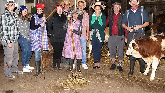 Die Hobbyschauspieler der katholischen Kirchengemeinde Bräunlingen bei einer ihrer wöchentlichen Proben im Bauernstall. Von links: ...