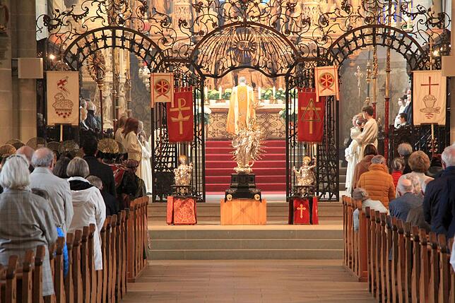 Vor der eigentlichen Prozession gabe es ein Hochamt im Münster. In der Mitte die restaurierte Schwedenmadonna.