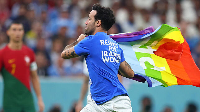 Mario Ferri läuft mit der Regenbogenflagge und politischen Botschaften zur Ukraine und Iran auf dem T-Shirt beim Spiel Portugal &ndash; ...