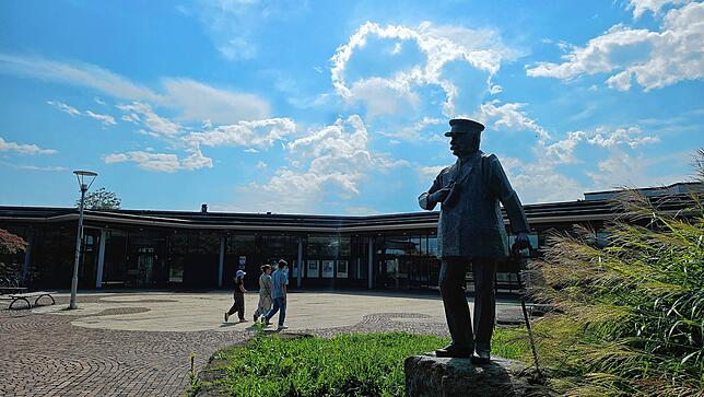 Die Statue von Ferdinand Graf von Zeppelin, hier am neuen Standort vor dem Graf-Zeppelin-Haus, erinnert an den Luftfahrtpionier. Die ...