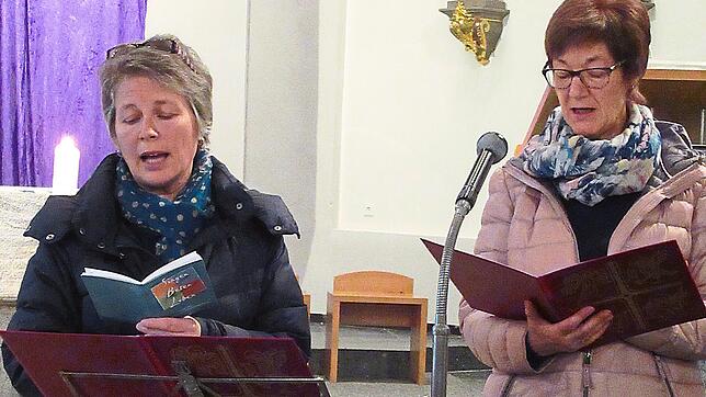 Petra Pfaff (links) und Jutta Schlimpert tragen die besinnlichen Texte vor.