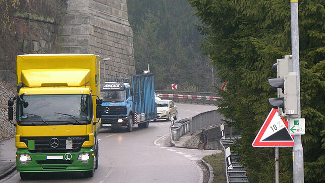 Die enge und kurvige Abfahrt Hauenstein soll möglichst bald durch den Tunnel Albert ersetzt werden, lauten die beiden ersten von ...