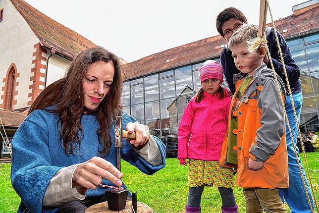 Beim Keltentag am Franziskanermuseum &ndash; hier im Jahr 2016 &ndash; zeigen besonders gewandete Menschen, wie die Kelten vor 2600 ...