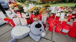 Menschen legten Blumen und Kerzen auf dem abgesperrten Parkplatz in Niedernhall nieder. (Archivfoto)