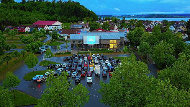 Das Autokino in Uhldingen-Mühlhofen bei einer Vorstellung im Mai 2020. Schon etwa einen Monat haben die Veranstalter Martin Möcking und ...