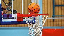 Ein Basketball fliegt in den Korb in der Halle der Wiha Panthers. Das Bild stammt aus 2020.