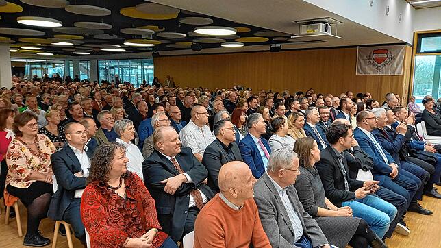 Proppevoll war die Aula des Bildungszentrums beim Neujahrsempfang am 13. Januar. Der Festakt ist traditionell das erste große ...