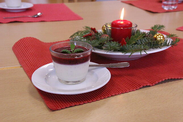 Buttermilch-Holunderblüten-Panna-Cotta mit Beeren