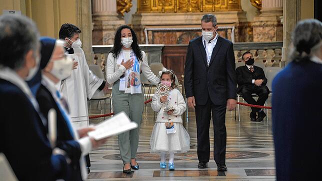 Die kleine Livia Maria aus Brasilien, begleitet von ihren Eltern, trägt eine Reliquie von Pater Jordan zum Altar. Die Geburt der ...