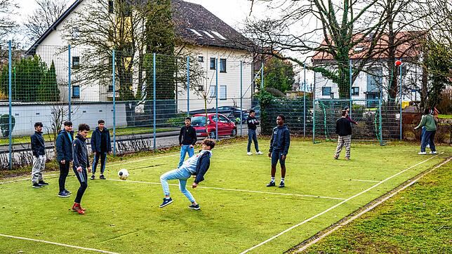 Fußball braucht keine Sprache und ist sehr beliebt bei den jungen Männern. Der Bolzplatz im Feriendorf wird intensiv genutzt.