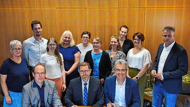 Die Ziel- und Leistungsvereinbarung zwischen der Justus-von-Liebig-Schule und dem Regierungspräsidium Freiburg wird unterzeichnet. Bild: ...