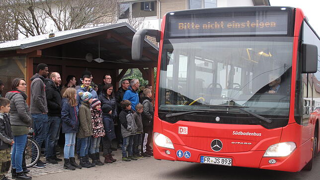 Ein Bild, das vorerst der Vergangenheit angehört: Der Bus hält an der Bushaltestelle Stiergartenstraße im Hilzinger Ortsteil ...