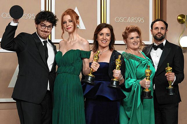 Daniel Roher (l-r), Odessa Rae, Diane Becker, Melanie Miller und Shane Boris, Gewinner des Preises für den besten Dokumentarfilm für ...