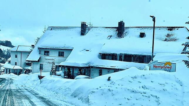 In der Seniorenresidenz Alpenblick in Niedergebisbach sind derzeit 21 Bewohner mit dem Covid 19-Virus infiziert.