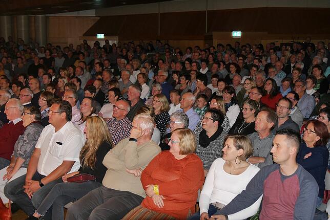 Das Publikum in der voll besetzten Stadthalle in Pfullendorf genoss den fröhlichen Abend.