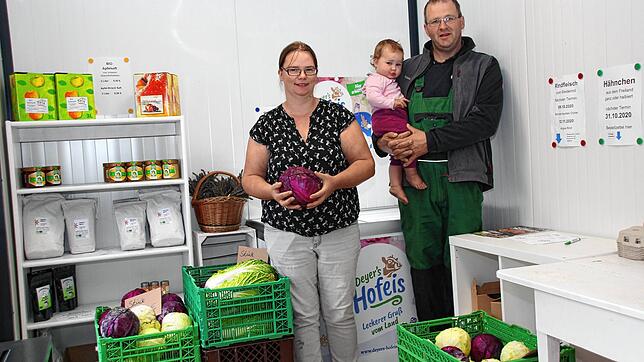 Neben den hofeigenen Eiern aus der mobilen Hühnerhaltung bieten Christina und Wolfgang Hahn, hier mit Tochter Marlene, in ...