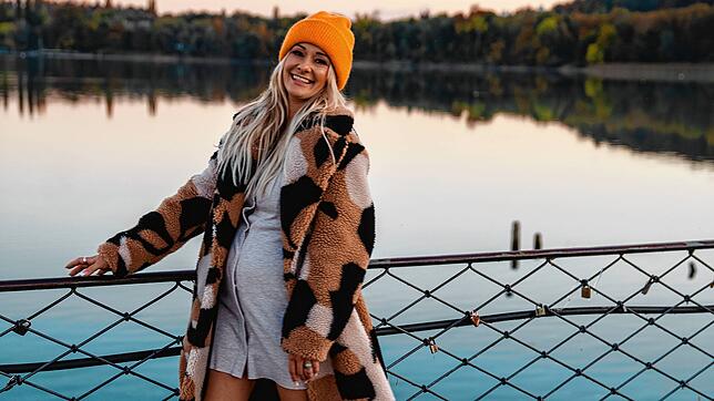 Sie hat &bdquo;Hummeln im Hintern&ldquo; sagt Christin Stark &ndash; das Bild zeigt sie mit Babybauch auf dem Weg zur Insel Mainau.