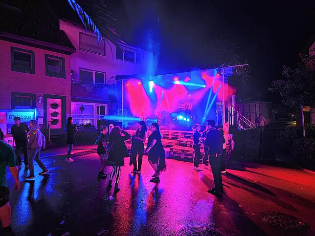 Bis tief in die Nacht legt ein DJ auf der Bühne auf.
