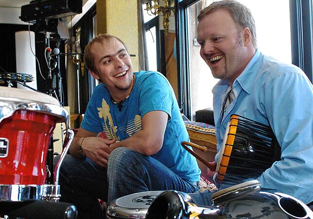 Sänger Max Mutzke (links) und Moderator Stefan Raab musizierten an einem Dienstag vor fast genau 20 Jahren während der Aufzeichnung der ...