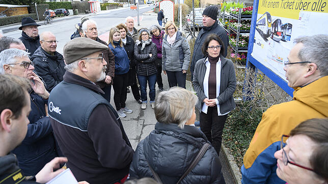 Stadtrat Christof Stadler (rechts) stellt den interessierten Bürgern die Pläne der Konstanzer Brücke bei der Veranstaltung „Gehört“ des ...
