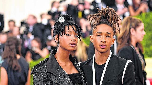 Willow Smith (links) und Jaden Smith schauen auf dem roten Teppich gelangweilt in die Kamera.