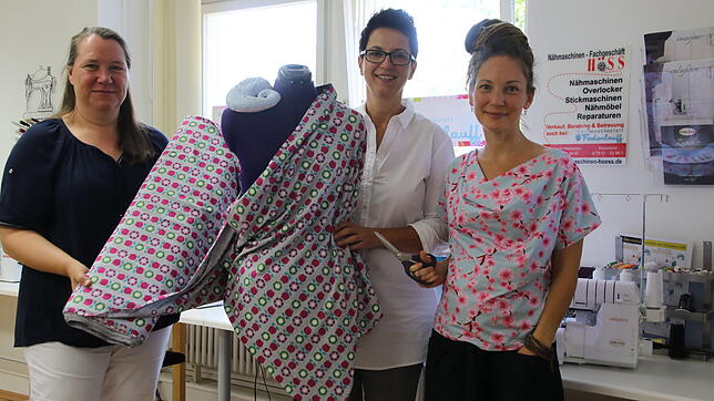 Ulrike Corell, Marion Pfeiffer und Katja Bercher (von links) freuen sich auf den Start des Nähprojekts für den kulturellen Austausch.