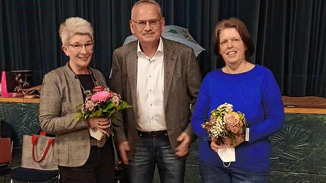 Bei der Verabschiedung (von links):  Vera Ossola, Narrenrichter Jürgen Koterzyna und Ulrike Gabele.