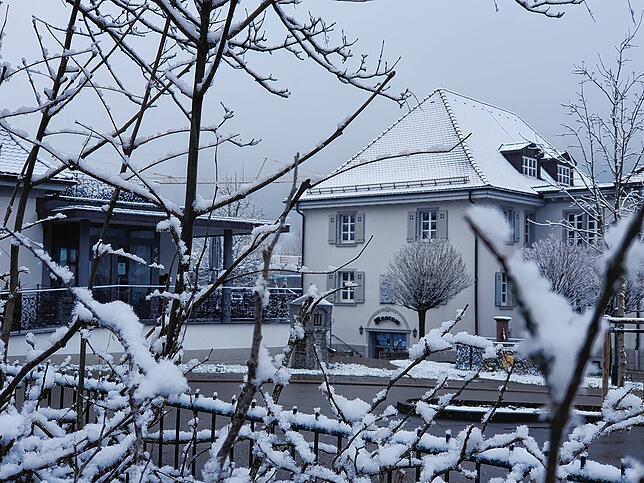Unter einer Schneedecke liegen am Morgen des 2. April 2022 das Textilmuseum und das Café Denkpause in Wehr.