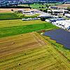 Viele Dachflächen im Industriegebiet Trottäcker sind bereits mit PV-Anlagen bestückt. Auf der Wiesenfläche südlich der Firma Geiger ...