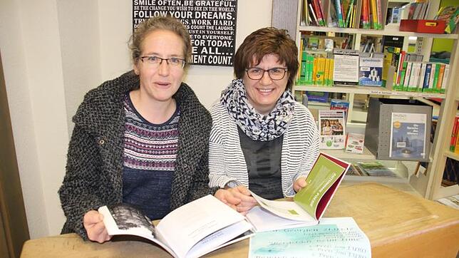 Ute Scholz (links) und Lucia Kienzler freuen sich auf weitere Gedichte für den Wettbewerb zum Welttag der Poesie. Bis 18. Februar können ...
